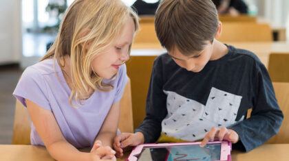 Des enfants qui dessinent sur une tablette