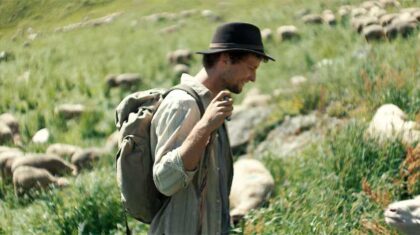 Un berger dans un champ