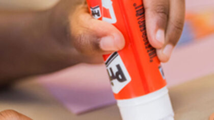 Enfant faisant du bricolage avec bâton de colle