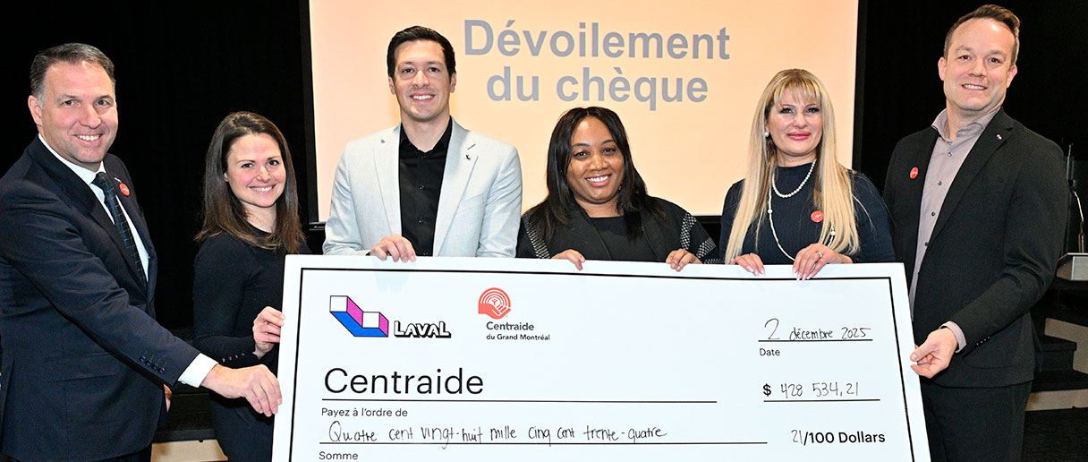 Représentants qui tiennent le chèque remis à Centraide