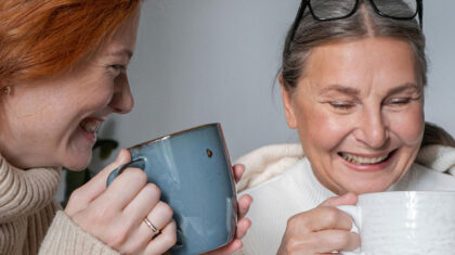 Deux personnes avec des tasses dans les mains