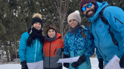 Des gens en raquettes de neige avec une carte dans les mains