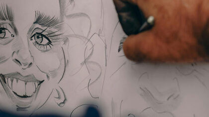 Une personne qui fait une caricature de quelqu'un