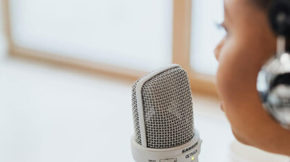 Une personne avec un casque audio et un micro