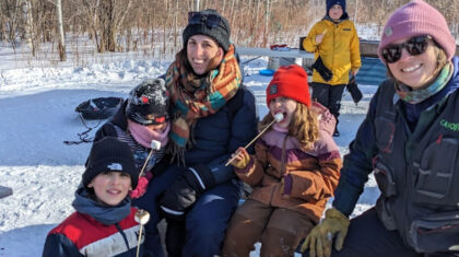 Des gens qui sourient devant la caméra lors de la fête d'hiver au bois Sainte-Dorothée