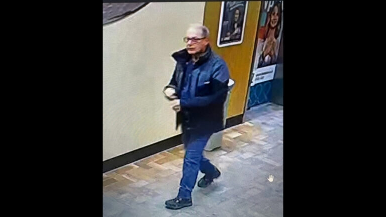 homme âgé qui marche