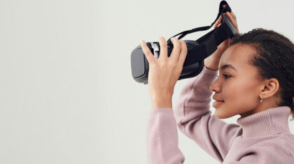 Une personne avec un casque de réalité virtuelle