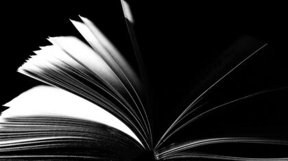 Un livre ouvert en noir et blanc