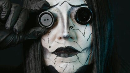 Une personne maquillée avec des effets spéciaux.
