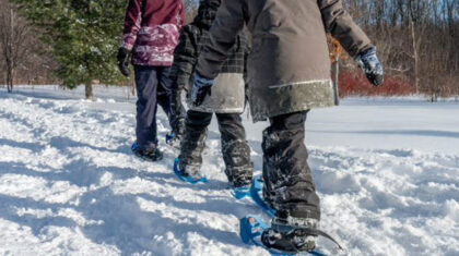 Des gens qui font de la raquette
