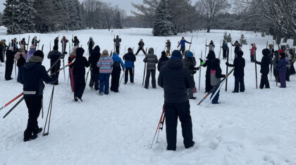 Des gens en ski de fond