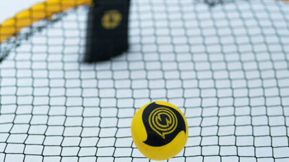 Une balle de spikeball (roundnet) et un filet