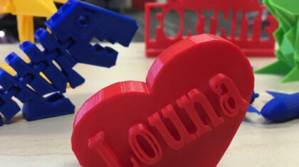 Des impressions en 3D : dinosaure, nom d'une personne etc.