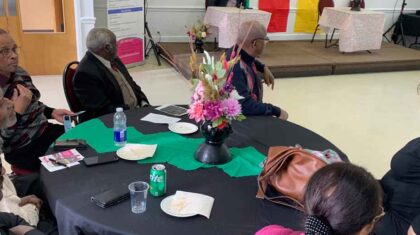 Groupe de personnes autour d'une table