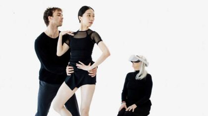 1 homme et une femme qui danse et 1 personne qui les regarde avec un casque de réalité virtuelle
