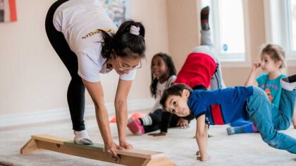 Personne faisant des étirements avec des enfants