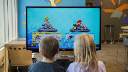 Des enfants qui jouent au jeu vidéo Super Smash Bros. Ultimate