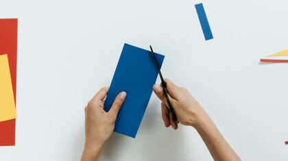 Une personne qui découpe du papier de construction