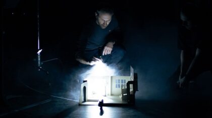 Une personne devant une ampoule