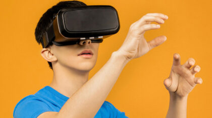 Une personne avec un casque de réalité virtuelle