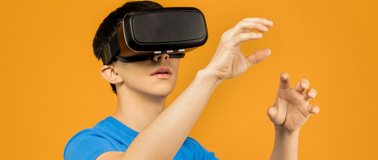 Une personne avec un casque de réalité virtuelle