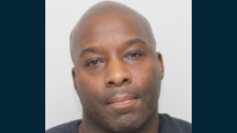 Homme re race noire qui regarde l'objectif