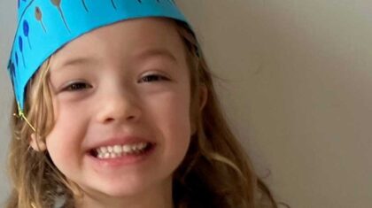 Petite fille qui a un chapeau de fête sur la tête