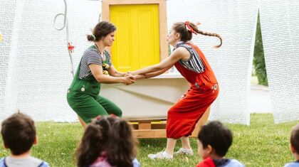 2 filles tournent en se tenant les mains.