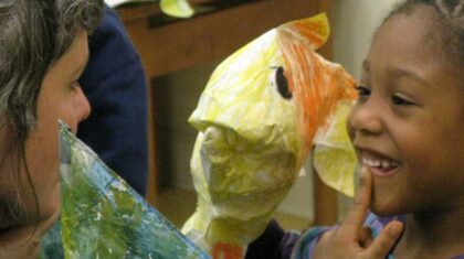 2 fillettes avec un poisson en papier mâché