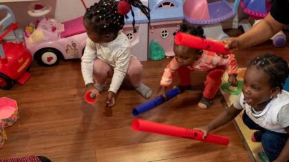 Enfant qui joue sur le plancher