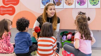 Adulte qui parle à des enfants.