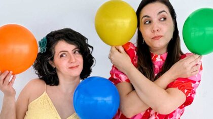 2 filles avec des ballons de fête