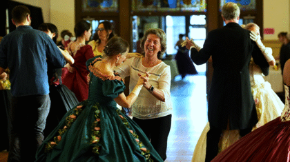 Des gens qui dansent avec des costumes d'époque