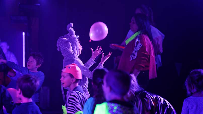 Plusieurs enfants déguisés avec un ballon à hélium