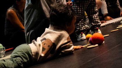 Enfant qui rampe par terre