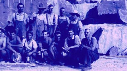 Plusieurs coupeurs de pierre hommes en rangés