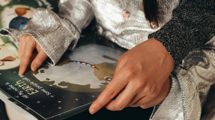 Une personne qui lit un livre