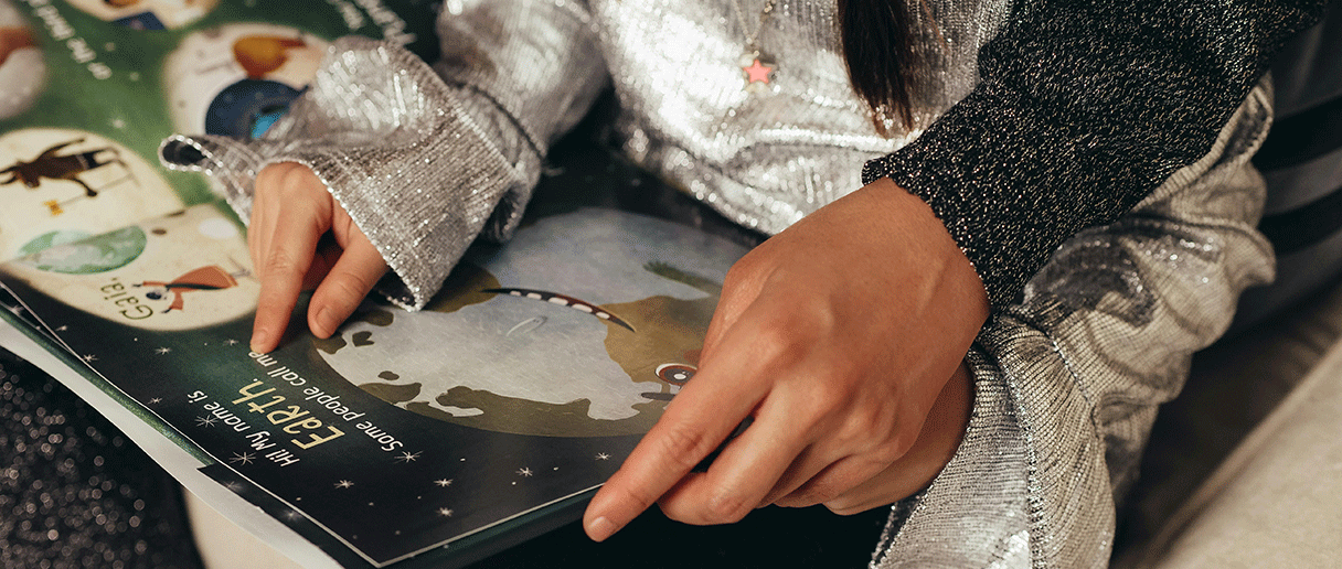 Une personne qui lit un livre
