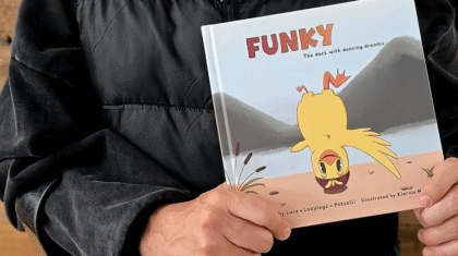 Luca Patuelli, danseur professionnel connu sous le nom de scène Lazylegz, tenant le livre Funky, le canard qui rêvait de danser