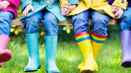 Enfants avec des bottes de pluie de couleur
