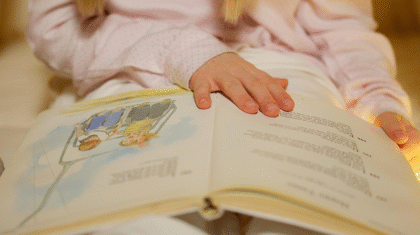 Enfant mettant sa main sur un livre