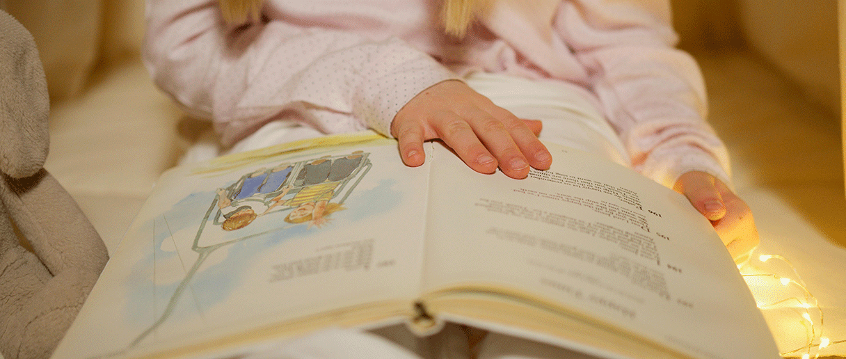 Enfant mettant sa main sur un livre