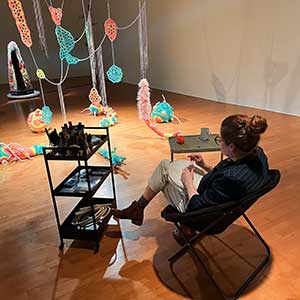 Personne assis qui consulte un livre