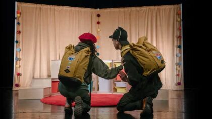 2 personnes avec un sac à dos