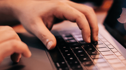 Une personne qui tappe au clavier
