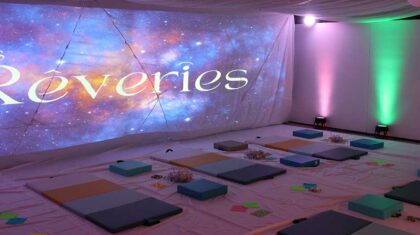 Salle avec lumière fermées et avec des tapis de relaxation