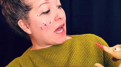 Femme avec une marionnette de souris