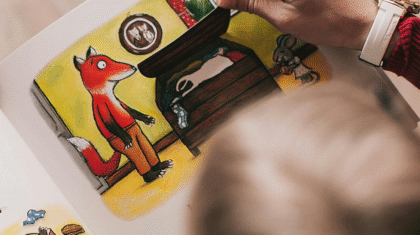 enfant lisant un livre