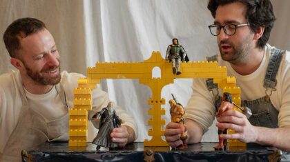 2 personnes joue au légo