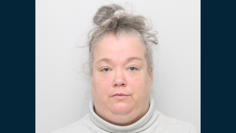 Femme de race blanche qui regarde l'objectif